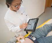 Dr. Rizky Widyaningsih aus dem Team der AVTC demonstriert, wie sich in Zukunft mittels Tablet auch Mikroimplantate steuern lassen sollen, die die Beweglichkeit des Darms im richtigen Takt halten. (Quelle: Markus Schmidt / Universitätsmedizin Mainz) Dr. Rizky Widyaningsih aus dem Team der AVTC demonstriert, wie sich in Zukunft mittels Tablet auch Mikroimplantate steuern lassen sollen, die die Beweglichkeit des Darms im richtigen Takt halten. (Quelle: Markus Schmidt / Universitätsmedizin Mainz)