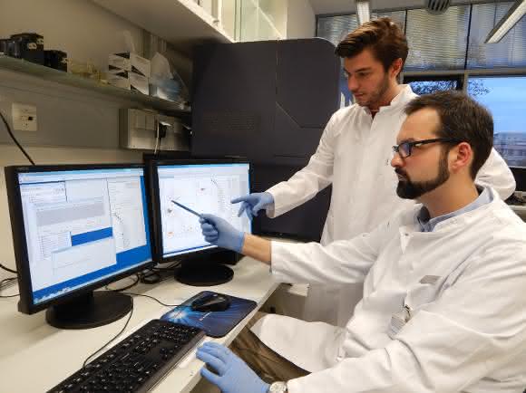 „Wir konnten einen entscheidenden Maskierungsmechanismus der akuten lymphatischen Leukämie entschlüsseln“, erklären Dr. Fabian Lang und Dipl.- Biochemiker Bartosch Wojcik. (Copyright: Universitätsklinikum Frankfurt)