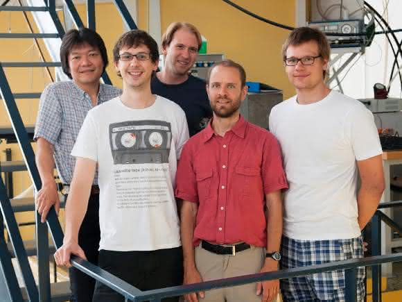 Prof. Yuji Hasegawa, Tobias Denkmayr, Stephan Sponar, Hartmut Lemmel und Hermann Geppert (von links). (Copyright: TU Wien)