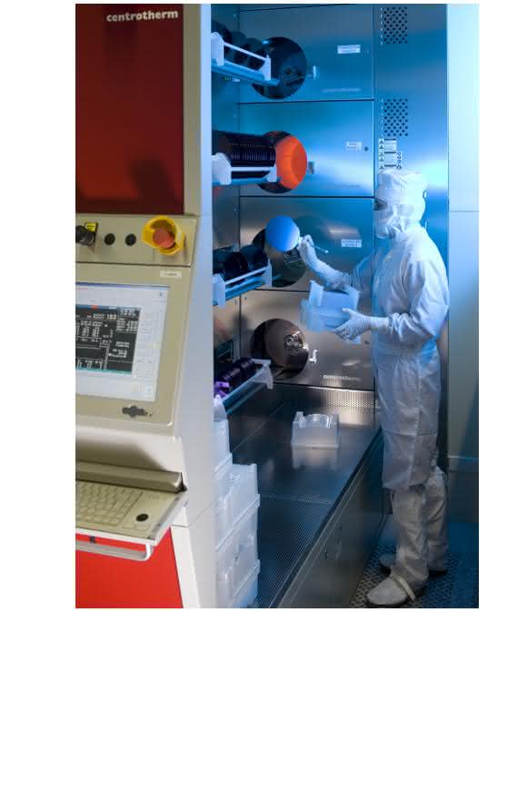 Ein Ofensystem im Reinraum des Fraunhofer-Institut IISB in Erlangen. Das neue, von der DFG geförderte Ofensystem für das Reinraumlabor wird erweiterte Möglichkeiten zur Herstellung von Halbleitern bieten. (Bild: Kurt Fuchs)