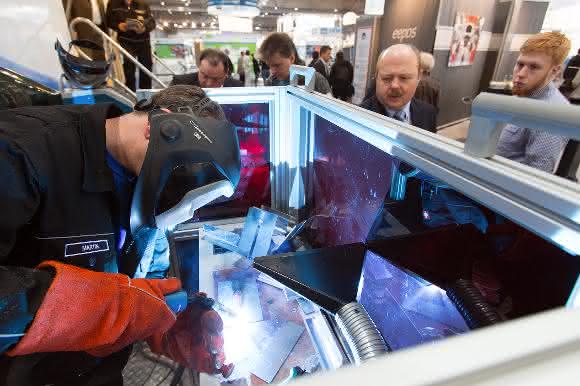 Vorführschweißer auf der Intec 2015 Intec 2015 Leipzig