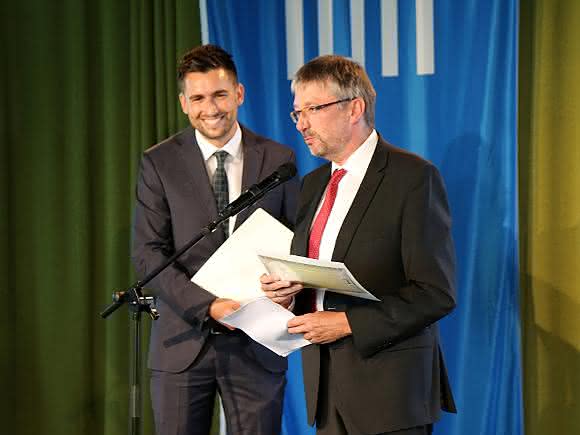 Dr. Georg Oenbrink, Leiter der Abteilung Innovation Networks & Communications bei Evonik Industries, überreicht Michael Metzger den Evonik Forschungspreis 2016. (Urheber Bild / Fotograf: Martin Schellerer / TUM) Dr. Georg Oenbrink, Leiter der Abteilung Innovation Networks & Communications bei Evonik Industries, überreicht Michael Metzger den Evonik Forschungspreis 2016. (Urheber Bild / Fotograf: Martin Schellerer / TUM)