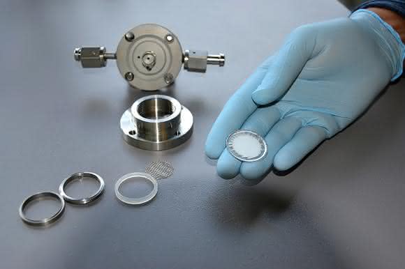 Eine Glaskeramik-Membran, die mit Aluminium und Kunststoff beschichtet ist, lässt nur Lithium-Ionen durch. Für alle anderen Bestandteile der Elektrolytflüssigkeit ist sie undurchlässig. (Urheber Bild / Fotograf: Monika Weiner / TUM) Eine Glaskeramik-Membran, die mit Aluminium und Kunststoff beschichtet ist, lässt nur Lithium-Ionen durch. Für alle anderen Bestandteile der Elektrolytflüssigkeit ist sie undurchlässig. (Urheber Bild / Fotograf: Monika Weiner / TUM)