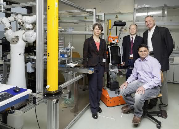 Hand-in-Hand mit dem mobilen Roboterkollegen: PD Dr. Heidi Fleischer und PD Dr. Hui Liu mit Institutsdirektor Prof. Kerstin Thurow. (Foto: Edeltraud Altricher / Uni Rostock)