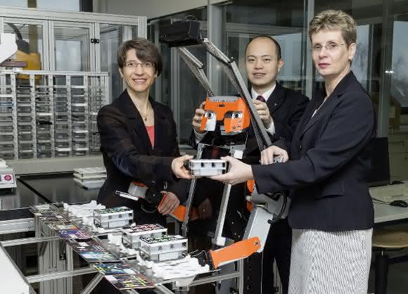 Privatdozenten am Institut für Automatisierungstechnik der Universität Rostock: Dr. Heidi Fleischer, Dr. Hui Liu, Dr. Bernd Göde (von links) und apl. Prof. Mohit Kumar (vorn) forschen gemeinsam an innovativen Lösungen für die Automation von Life-Sciences-Prozessen. (Foto: Edeltraud Altricher / Uni Rostock)