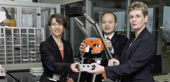 Privatdozenten am Institut für Automatisierungstechnik der Universität Rostock: Dr. Heidi Fleischer, Dr. Hui Liu, Dr. Bernd Göde (von links) und apl. Prof. Mohit Kumar (vorn) forschen gemeinsam an innovativen Lösungen für die Automation von Life-Sciences-Prozessen. (Foto: Edeltraud Altricher / Uni Rostock)