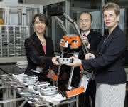 Privatdozenten am Institut für Automatisierungstechnik der Universität Rostock: Dr. Heidi Fleischer, Dr. Hui Liu, Dr. Bernd Göde (von links) und apl. Prof. Mohit Kumar (vorn) forschen gemeinsam an innovativen Lösungen für die Automation von Life-Sciences-Prozessen. (Foto: Edeltraud Altricher / Uni Rostock) Privatdozenten am Institut für Automatisierungstechnik der Universität Rostock: Dr. Heidi Fleischer, Dr. Hui Liu, Dr. Bernd Göde (von links) und apl. Prof. Mohit Kumar (vorn) forschen gemeinsam an innovativen Lösungen für die Automation von Life-Sciences-Prozessen. (Foto: Edeltraud Altricher / Uni Rostock)