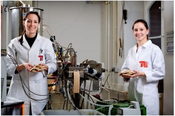 Charlotte Knothe (links) und Elisabeth Högg forschen daran, wie aus Erbsen vegane „Schnitzel" hergestellt werden können, die die Konsistenz eines perfekten Schweineschnitzels haben. (© TU Berlin/PR/PhilippArnoldt)