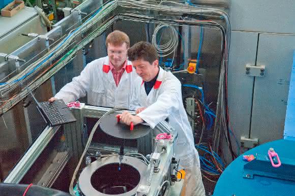 Dr. Andreas Ostermann (rechts) und Dr. Tobias Schrader am Messinstrument BioDiff des Heinz Maier-Leibnitz Zentrums in Garching. (Bild / Fotograf: W. Schürmann / TUM)