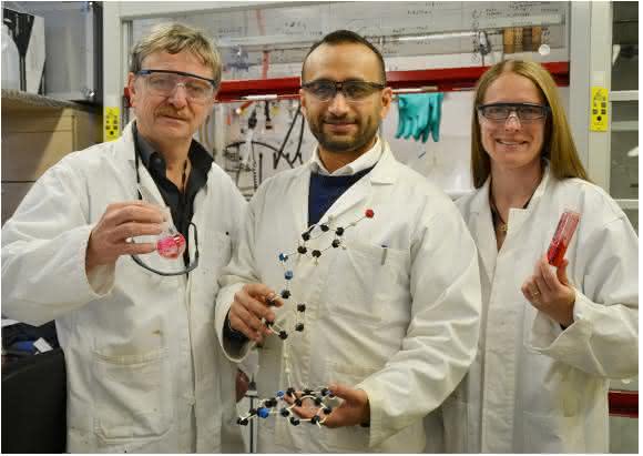 Mitglieder aus zwei Arbeitsgruppen der Chemie und Biophysik forschen zusammen an der Stimulation von Zellen: Rainer Herges (links), Laith F. Kadem und Christine Selhuber-Unkel. (Foto/Copyright: Julia Siekmann, CAU)