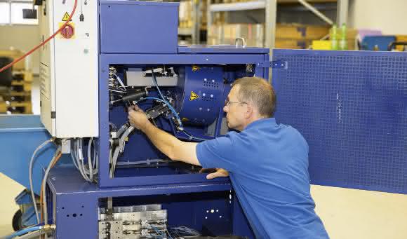 Techniker bei Arnold Umformtechnik Arnold Umformtechnik Systemtechnik