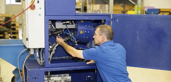 Techniker bei Arnold Umformtechnik Arnold Umformtechnik Systemtechnik