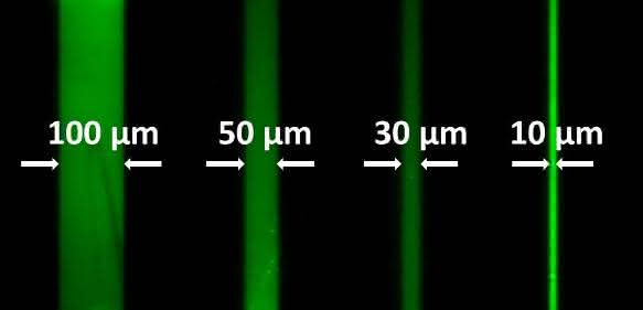Fluoreszente Muster mit bis zu zehn Mikrometer kleinen Merkmalen lassen sich mit dem neuen Verfahren auf Oberflächen erzeugen. (Abbildung: Angewandte Chemie)