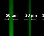 Fluoreszente Muster mit bis zu zehn Mikrometer kleinen Merkmalen lassen sich mit dem neuen Verfahren auf Oberflächen erzeugen. (Abbildung: Angewandte Chemie)