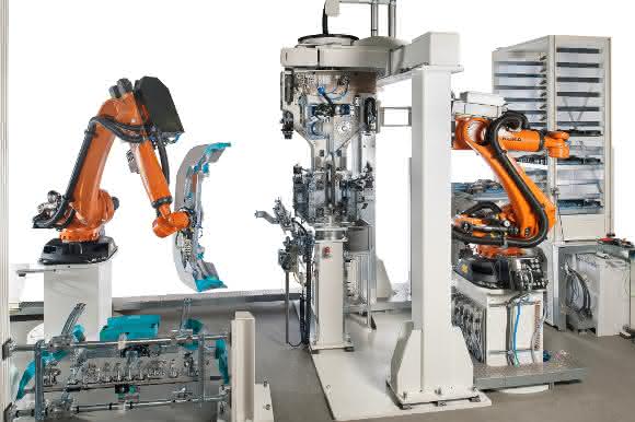 Roboterzelle: Kunststoff-Stoßfänger automatisch stanzen und verkleben