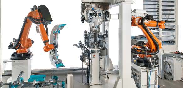 Roboterzelle: Kunststoff-Stoßfänger automatisch stanzen und verkleben