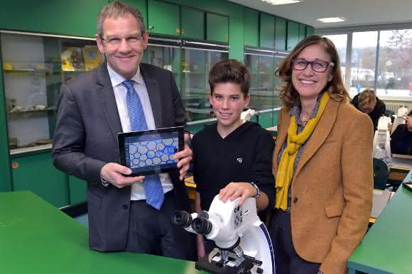 Peter Meßler, Leiter der Lichtmikroskopie bei Zeiss, Schüler Timm Seikel sowie Christine Neuwirth, Schulleiterin des Otto-Schott-Gymnasiums Jena (v.l.) bei der Übergabe. Peter Meßler, Leiter der Lichtmikroskopie bei Zeiss, Schüler Timm Seikel sowie Christine Neuwirth, Schulleiterin des Otto-Schott-Gymnasiums Jena (v.l.) bei der Übergabe.
