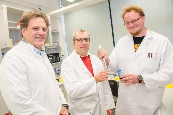 Sie bringen Licht ins Zusammenspiel der Proteine: Klaus Gerwert, Carsten Kötting und Daniel Mann (von links). (© RUB, Marquard) Sie bringen Licht ins Zusammenspiel der Proteine: Klaus Gerwert, Carsten Kötting und Daniel Mann (von links). (© RUB, Marquard)