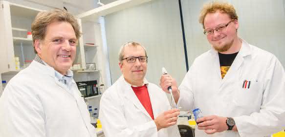 Sie bringen Licht ins Zusammenspiel der Proteine: Klaus Gerwert, Carsten Kötting und Daniel Mann (von links). (© RUB, Marquard)