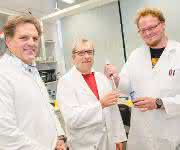 Sie bringen Licht ins Zusammenspiel der Proteine: Klaus Gerwert, Carsten Kötting und Daniel Mann (von links). (© RUB, Marquard)