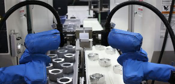 UR10- und zwei UR5-Roboterarme
