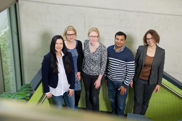 Von links: Prof. Dr. Elke Deuerling, Dr. Marie Anne Hanebuth, Sandra Fries, Dr. Alok Jain und Prof. Dr. Christine Peter. (Foto: Universität Konstanz)