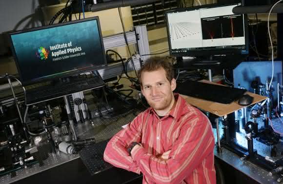 Doktorand Steffen Weimann ist Erstautor des Artikels, in dem dargestellt wird, dass auch in PT-symmetrischen Systemen sogenannte topologische Oberflächenzustände existieren können. (Foto: Jan-Peter Kasper/FSU)