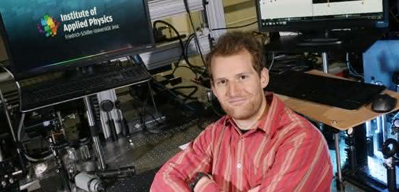 Doktorand Steffen Weimann ist Erstautor des Artikels, in dem dargestellt wird, dass auch in PT-symmetrischen Systemen sogenannte topologische Oberflächenzustände existieren können. (Foto: Jan-Peter Kasper/FSU)
