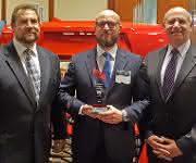 Die Jenoptik-Sparte Automotive hat den „SPE Automotive Innovation Award“ erhalten. Von links: Steve Janson, Torsten Reichl, Bob Aiello. (Bild: Jenoptik) Die Jenoptik-Sparte Automotive hat den „SPE Automotive Innovation Award“ erhalten. Von links: Steve Janson, Torsten Reichl, Bob Aiello. (Bild: Jenoptik)
