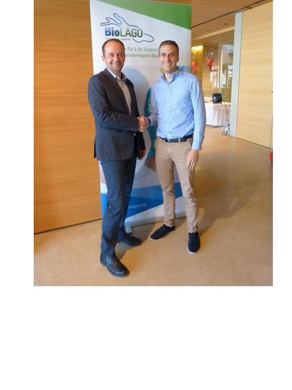 BioLAGO-Geschäftsführer Andreas Baur (links) gratuliert Dr. Ramon Kranaster, CEO myPOLS zur Anerkennung im Rahmen des Innovationspreises Baden-Württemberg, dem Dr.-Rudolf-Eberle-Preis. (© BioLAGO) BioLAGO-Geschäftsführer Andreas Baur (links) gratuliert Dr. Ramon Kranaster, CEO myPOLS zur Anerkennung im Rahmen des Innovationspreises Baden-Württemberg, dem Dr.-Rudolf-Eberle-Preis. (© BioLAGO)