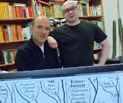 Prof. Dr. Uwe Hoßfeld (links) und Dr. Georg S. Levit erinnern in „Nature“ an 150 Jahre Stammbäume und den Schöpfer Ernst Haeckel. (Foto: Jan-Peter Kasper / FSU)