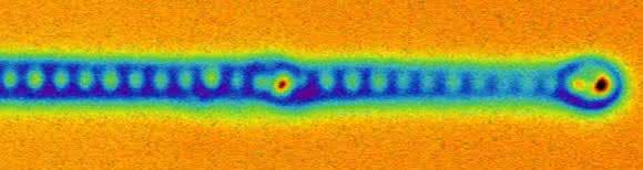Rasterkraftmikroskopische Aufnahme des Endes eines mono-atomaren Eisendrahtes. Deutlich zu sehen sind die einzelnen Eisenatome und am Ende das „Auge“ der Majorana-Fermionen. (Bild: Universität Basel, Departement Physik)