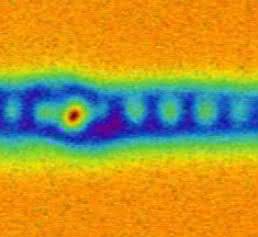 Rasterkraftmikroskopische Aufnahme des Endes eines mono-atomaren Eisendrahtes. Deutlich zu sehen sind die einzelnen Eisenatome und am Ende das „Auge“ der Majorana-Fermionen. (Bild: Universität Basel, Departement Physik)