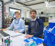 Die Doktoranden Harald Knorke (links) und Matias Fagiani am Steuerungspult des sogenannten Photodissoziationsspektrometers, mit dem die bahnbrechenden Messungen zum Gotthuß-Mechanismus durchgeführt wurden. (Foto: Universität Leipzig / Swen Reichhold) Die Doktoranden Harald Knorke (links) und Matias Fagiani am Steuerungspult des sogenannten Photodissoziationsspektrometers, mit dem die bahnbrechenden Messungen zum Gotthuß-Mechanismus durchgeführt wurden. (Foto: Universität Leipzig / Swen Reichhold)