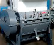 Die Trichtermühle mit schallgedämmtem Mahlgehäuse sowie mit zusätzlichen Bypass-Trichtern an der Seite und an der Rückwand kann auch für die Zerkleinerung von Rohren, Profilen und Plattenmaterial eingesetzt werden. (Bilder: Getecha) Die Trichtermühle mit schallgedämmtem Mahlgehäuse sowie mit zusätzlichen Bypass-Trichtern an der Seite und an der Rückwand kann auch für die Zerkleinerung von Rohren, Profilen und Plattenmaterial eingesetzt werden. (Bilder: Getecha)