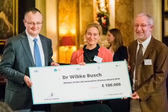 Preisverleihung in Brüssel (von links): Dr. Nicolas Cudré-Mauroux (Solvay), Dr. Wibke Busch (UFZ), Dr. Bruno Hubesch (LRI). (Foto: LRI) Preisverleihung in Brüssel (von links): Dr. Nicolas Cudré-Mauroux (Solvay), Dr. Wibke Busch (UFZ), Dr. Bruno Hubesch (LRI). (Foto: LRI)