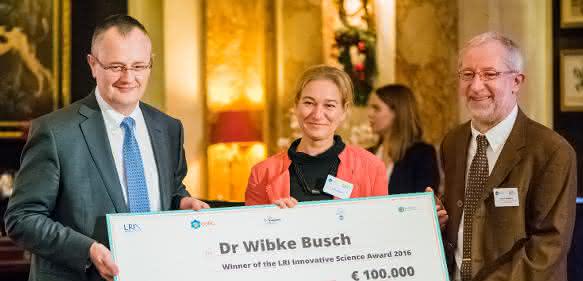 Preisverleihung in Brüssel (von links): Dr. Nicolas Cudré-Mauroux (Solvay), Dr. Wibke Busch (UFZ), Dr. Bruno Hubesch (LRI). (Foto: LRI)