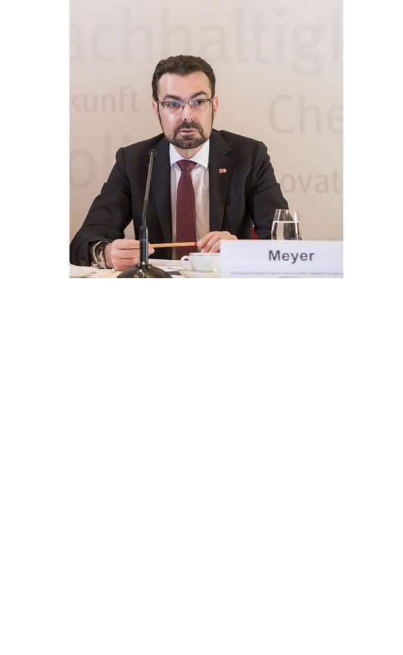 Dirk Meyer, Hauptgeschäftsführer des Arbeitgeberverbandes HessenChemie: „Nach unseren eigenen Berechnungen dürfte sich der Umsatzrückgang im Vergleich zum Vorjahreszeitraum in einer Größenordnung von rund 5 % bewegen.“