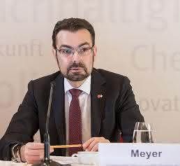 Dirk Meyer, Hauptgeschäftsführer des Arbeitgeberverbandes HessenChemie: „Nach unseren eigenen Berechnungen dürfte sich der Umsatzrückgang im Vergleich zum Vorjahreszeitraum in einer Größenordnung von rund 5 % bewegen.“