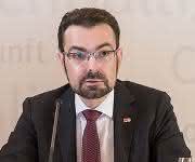 Dirk Meyer, Hauptgeschäftsführer des Arbeitgeberverbandes HessenChemie: „Nach unseren eigenen Berechnungen dürfte sich der Umsatzrückgang im Vergleich zum Vorjahreszeitraum in einer Größenordnung von rund 5 % bewegen.“ Dirk Meyer, Hauptgeschäftsführer des Arbeitgeberverbandes HessenChemie: „Nach unseren eigenen Berechnungen dürfte sich der Umsatzrückgang im Vergleich zum Vorjahreszeitraum in einer Größenordnung von rund 5 % bewegen.“