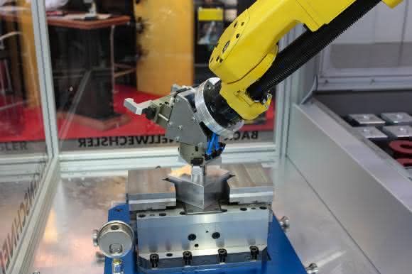 Roboter wechselt Spannbacken: SAV zeigt clevere Lösung für die mannlose Produktion