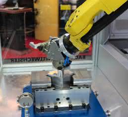 Roboter wechselt Spannbacken: SAV zeigt clevere Lösung für die mannlose Produktion