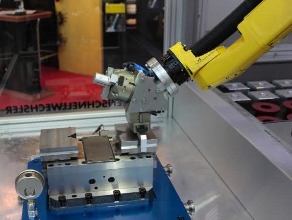 Roboter wechselt Spannbacken: SAV zeigt clevere Lösung für die mannlose Produktion