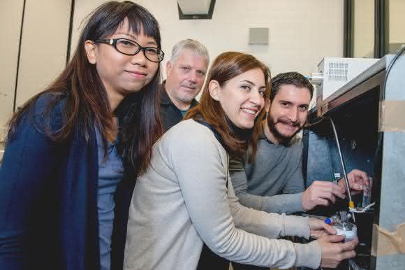Das Bochumer Entwicklerteam: Piyanut Pinyou, Wolfgang Schuhmann, Sabine Alsaoub und Felipe Conzuelo (von links).  (© RUB, Marquard)