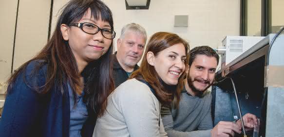 Das Bochumer Entwicklerteam: Piyanut Pinyou, Wolfgang Schuhmann, Sabine Alsaoub und Felipe Conzuelo (von links).  (© RUB, Marquard)