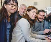 Das Bochumer Entwicklerteam: Piyanut Pinyou, Wolfgang Schuhmann, Sabine Alsaoub und Felipe Conzuelo (von links).  (© RUB, Marquard)