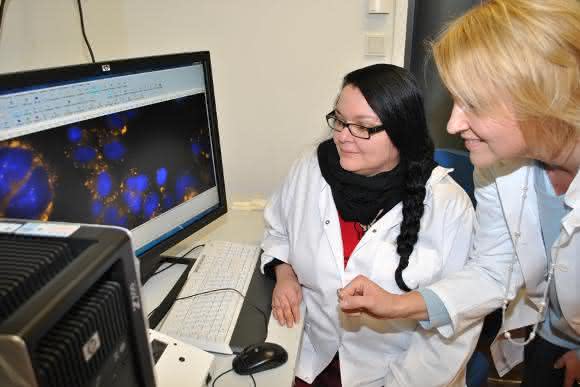 In ihrer aktuellen Studie ist es den Pharmazeutinnen Jessica Hoppstädter (links) und Prof. Alexandra K. Kiemer von der Universität des Saarlandes gelungen nachzuweisen, warum Kurkumin antientzündlich wirkt. (Foto: Claudia Ehrlich)
