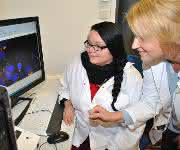 In ihrer aktuellen Studie ist es den Pharmazeutinnen Jessica Hoppstädter (links) und Prof. Alexandra K. Kiemer von der Universität des Saarlandes gelungen nachzuweisen, warum Kurkumin antientzündlich wirkt. (Foto: Claudia Ehrlich)