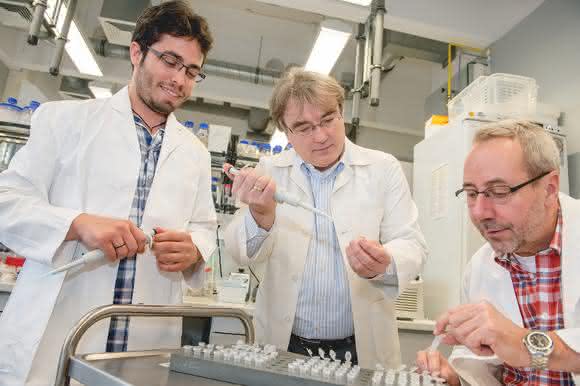 Ihnen gelang die Entdeckung: Luis Daniel Cruz-Zaragoza, Prof. Dr. Ralf Erdmann, Prof. Dr. Wolfgang Schliebs (von links). (© RUB, Marquard)