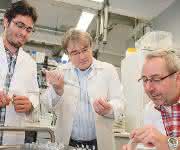 Ihnen gelang die Entdeckung: Luis Daniel Cruz-Zaragoza, Prof. Dr. Ralf Erdmann, Prof. Dr. Wolfgang Schliebs (von links). (© RUB, Marquard)